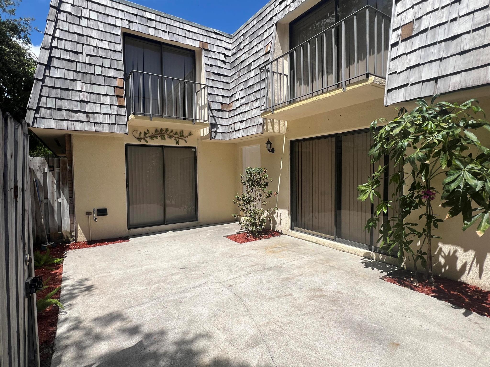 8 Lake Arbor Dr