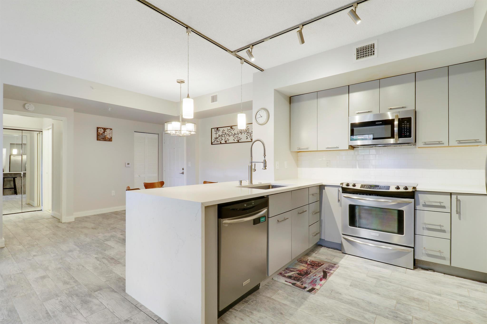 720 S Sapodilla Ave #208