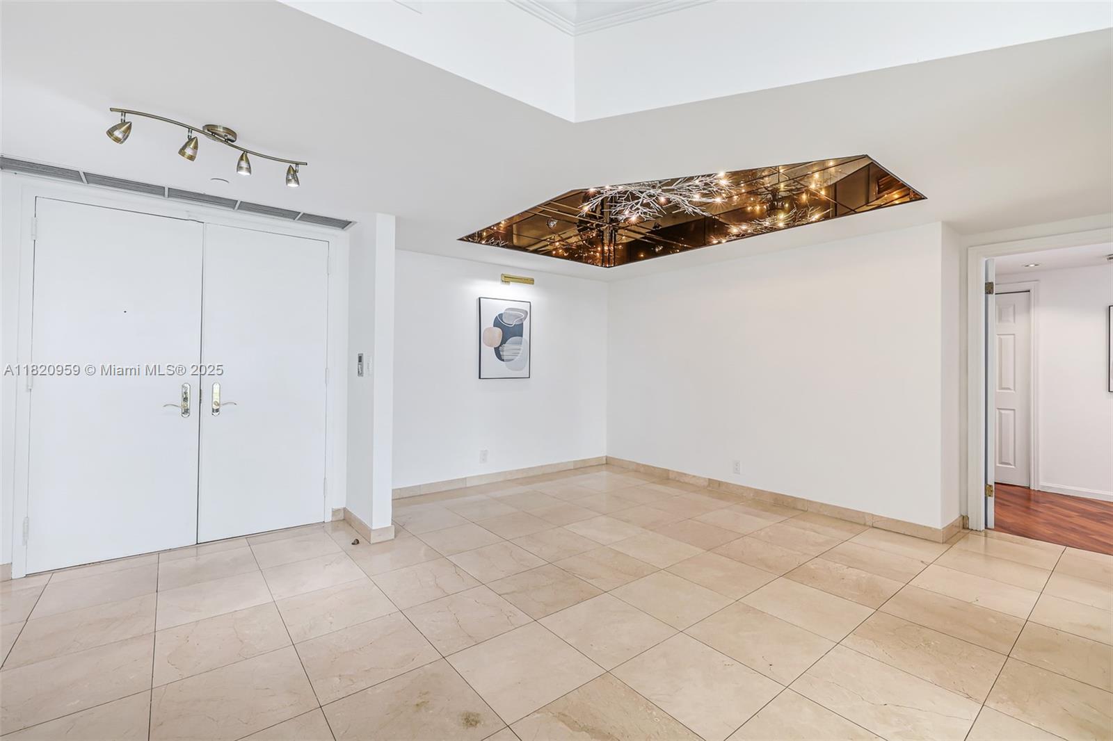 image The Hamptons West20