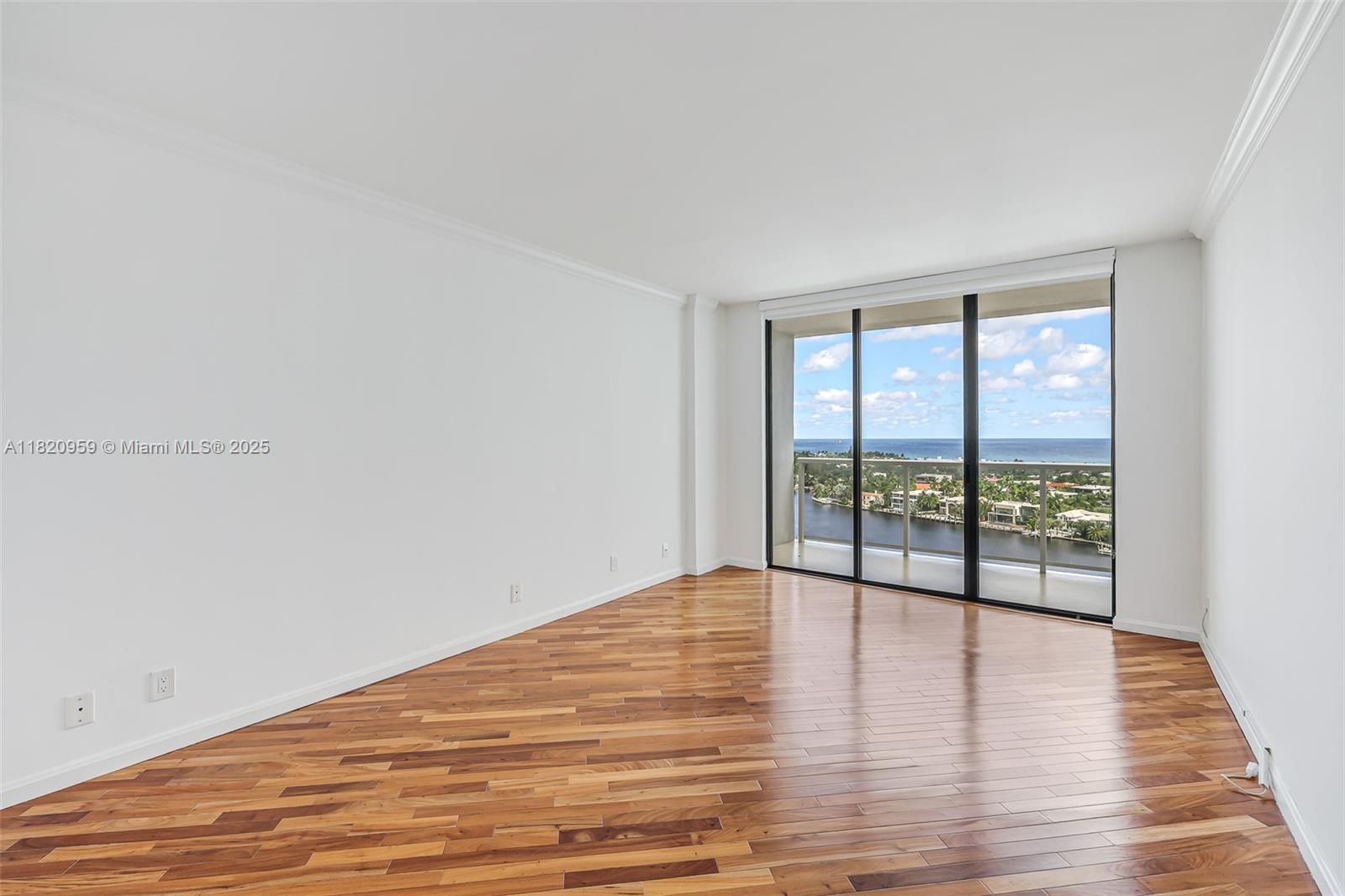 image The Hamptons West24