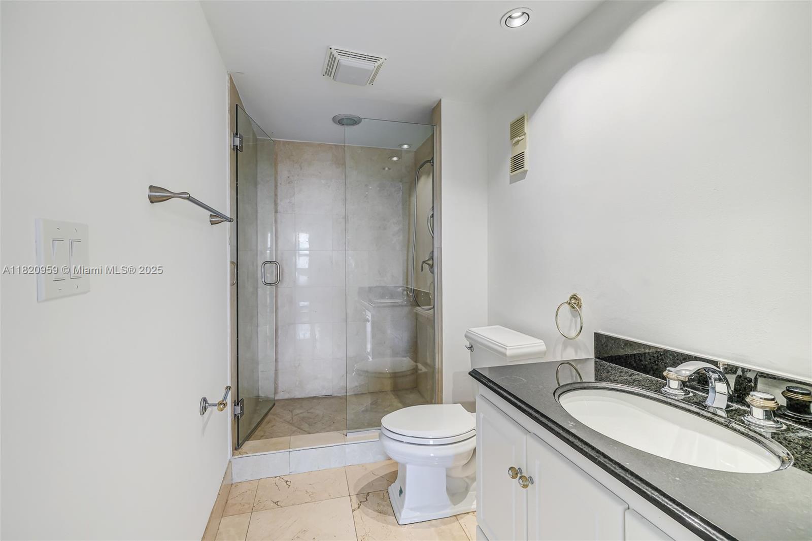 image The Hamptons West33