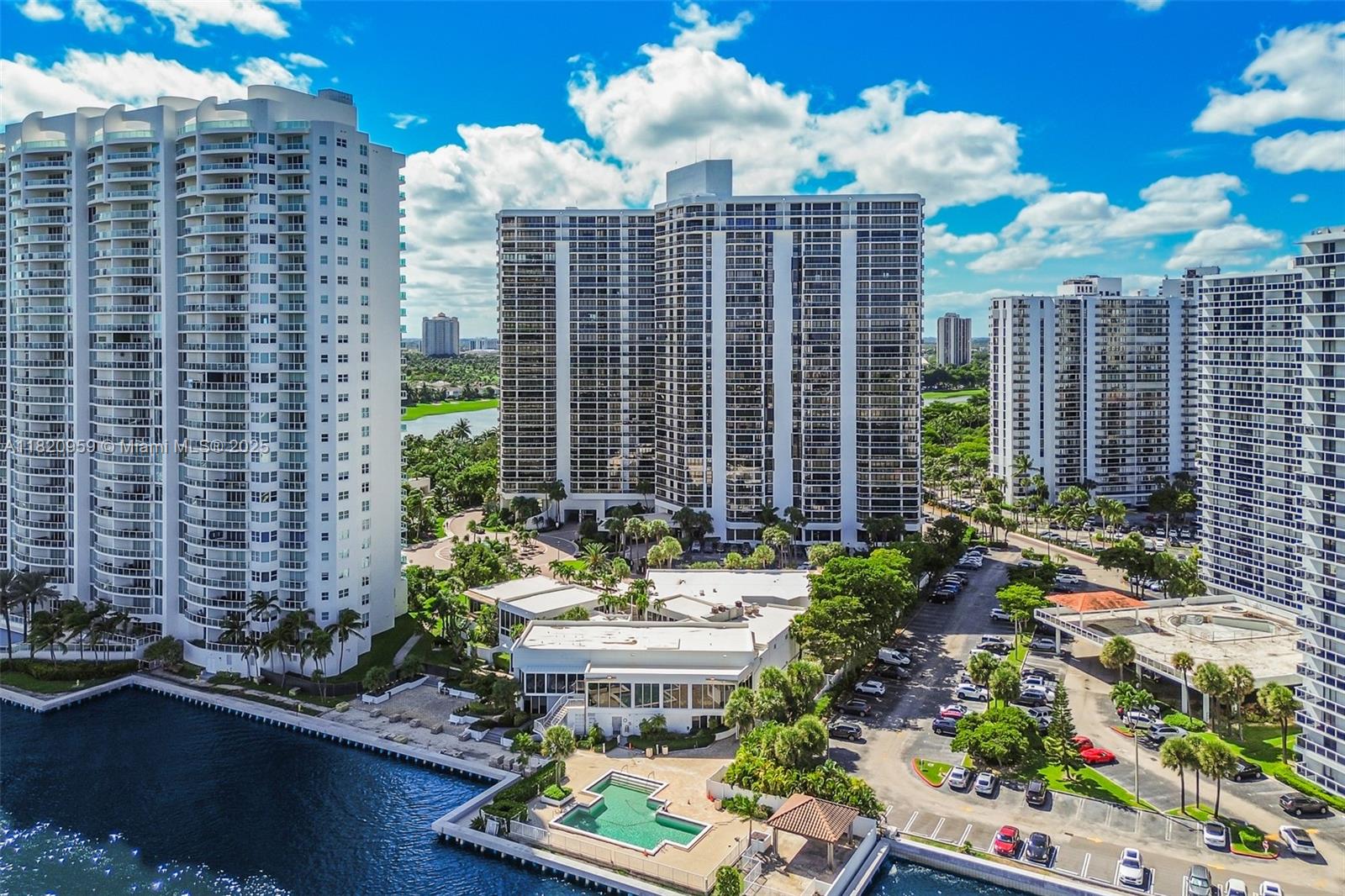 image The Hamptons West42