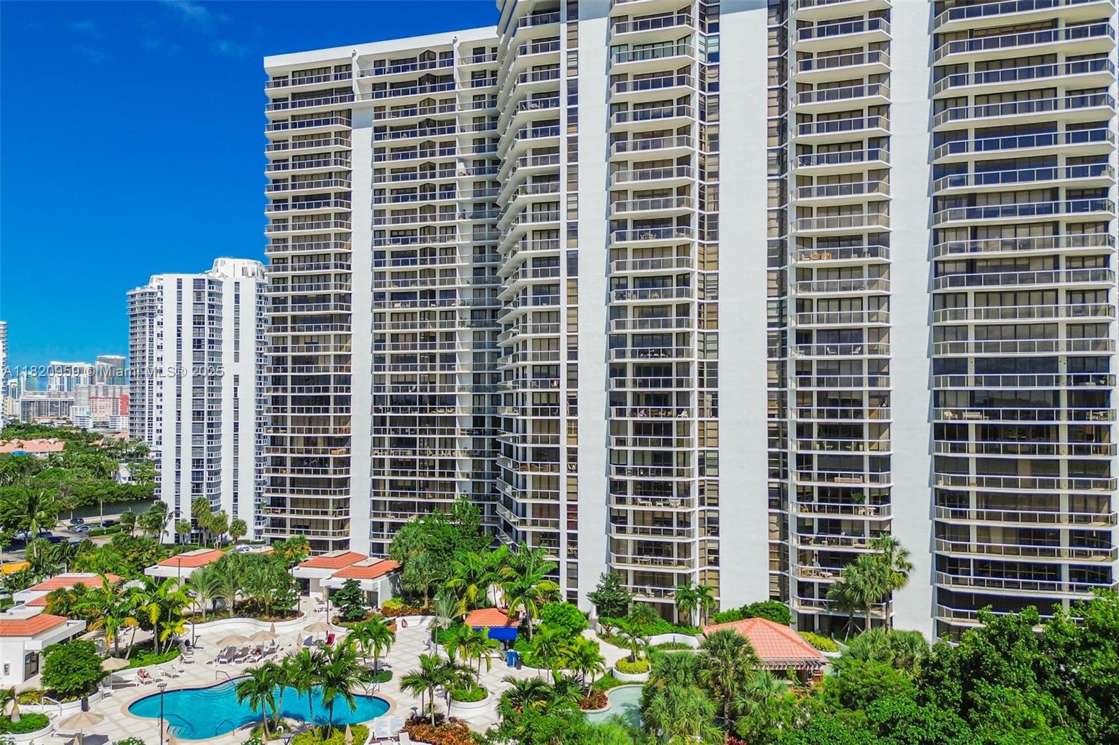 image The Hamptons West44