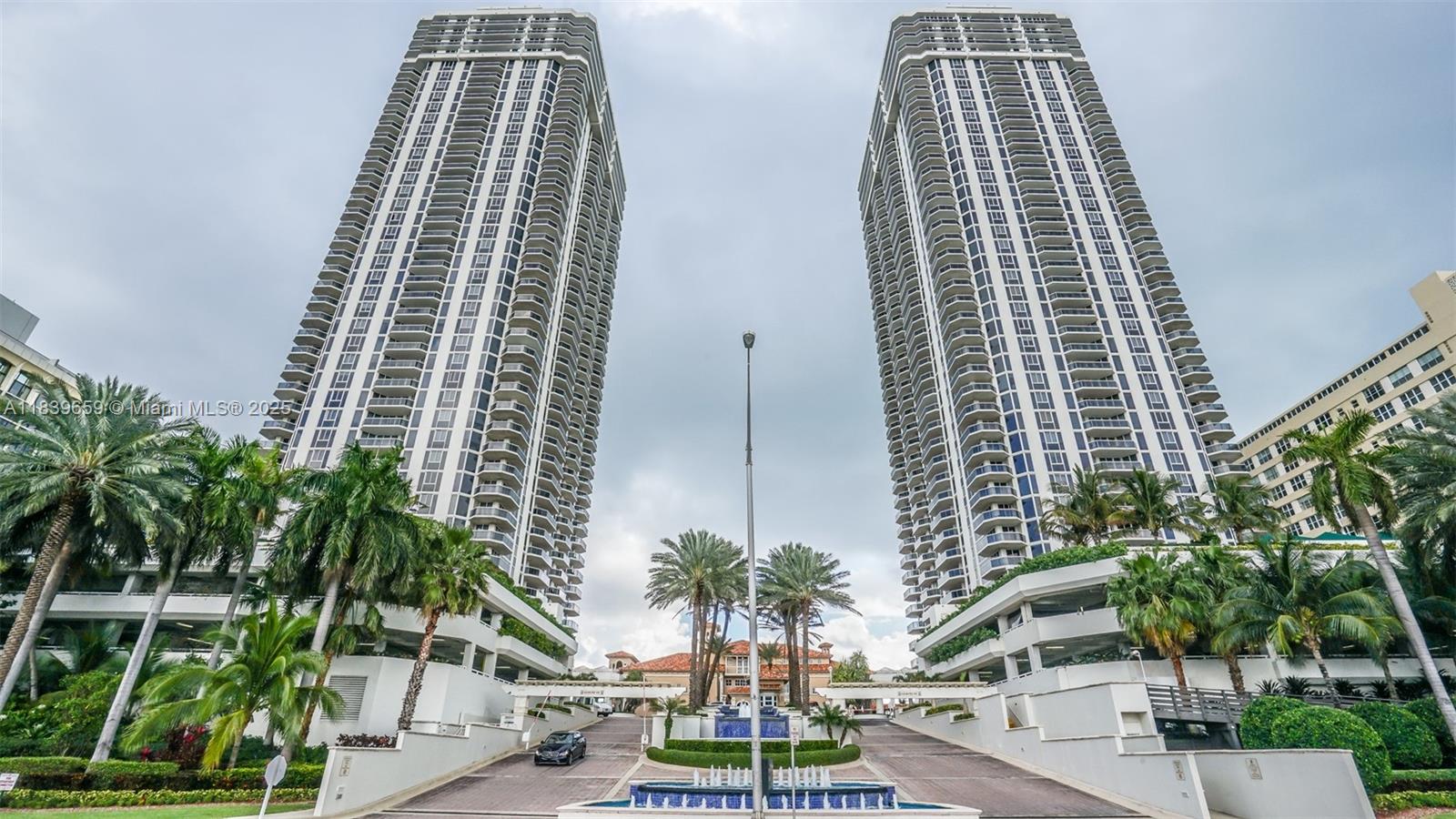 4779 Collins Ave #2901
