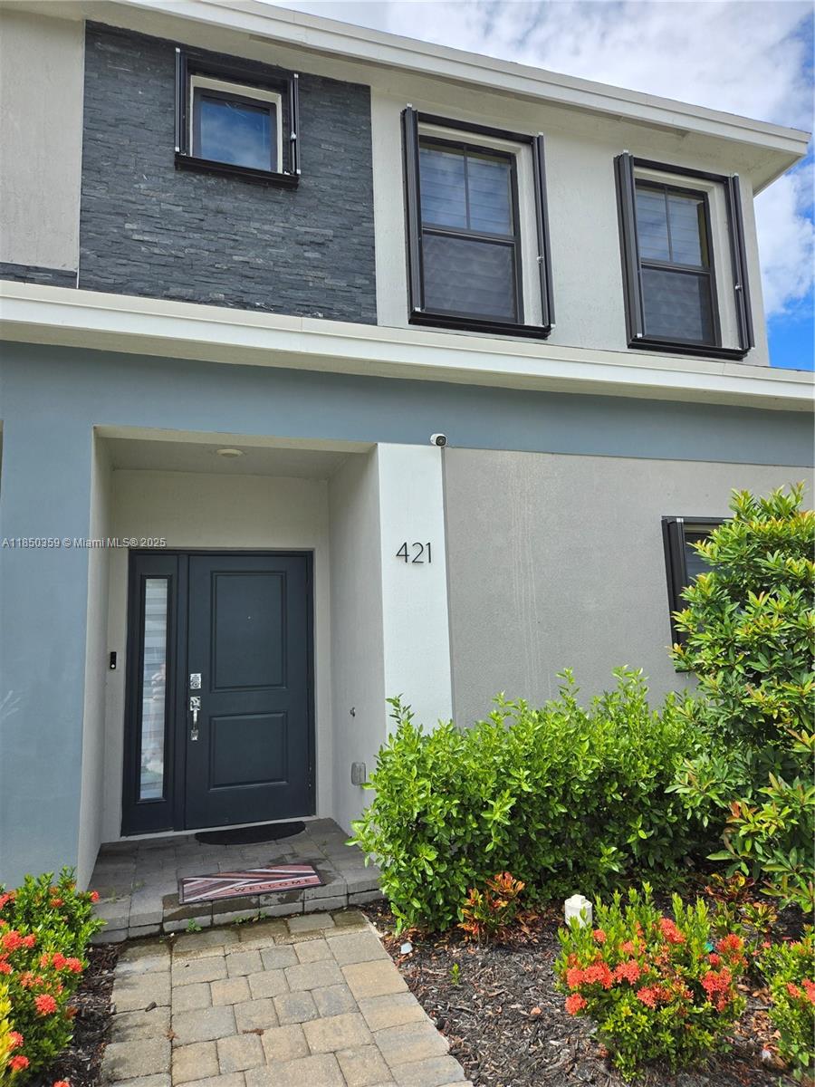 528 NE 1st Dr