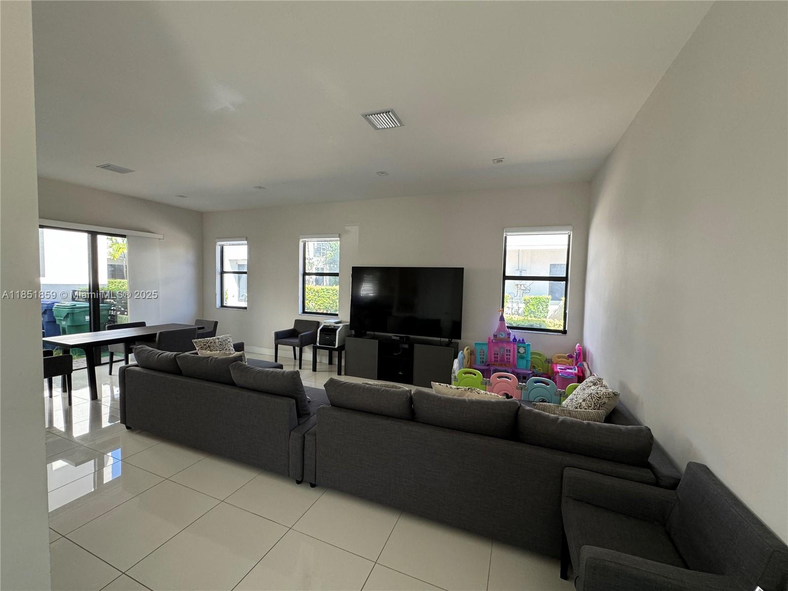 8283 NW 47th Ln Doral, FL 33166