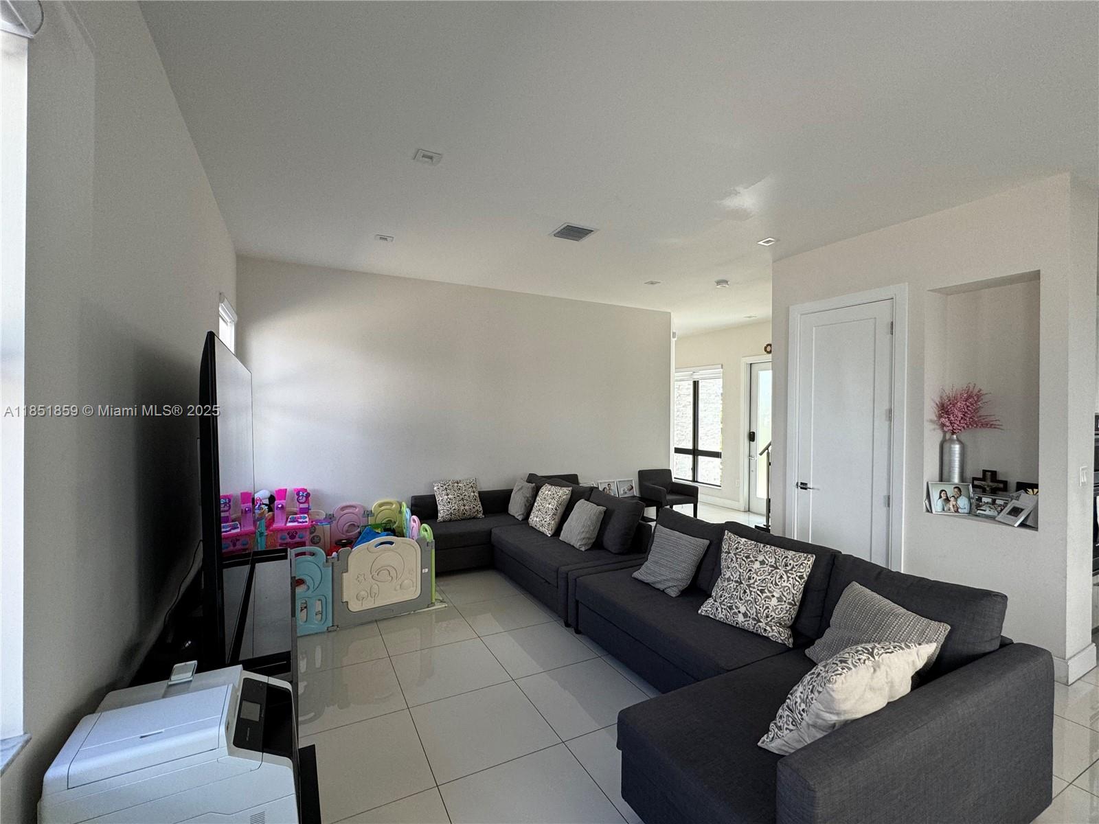 8283 NW 47th Ln Doral, FL 33166