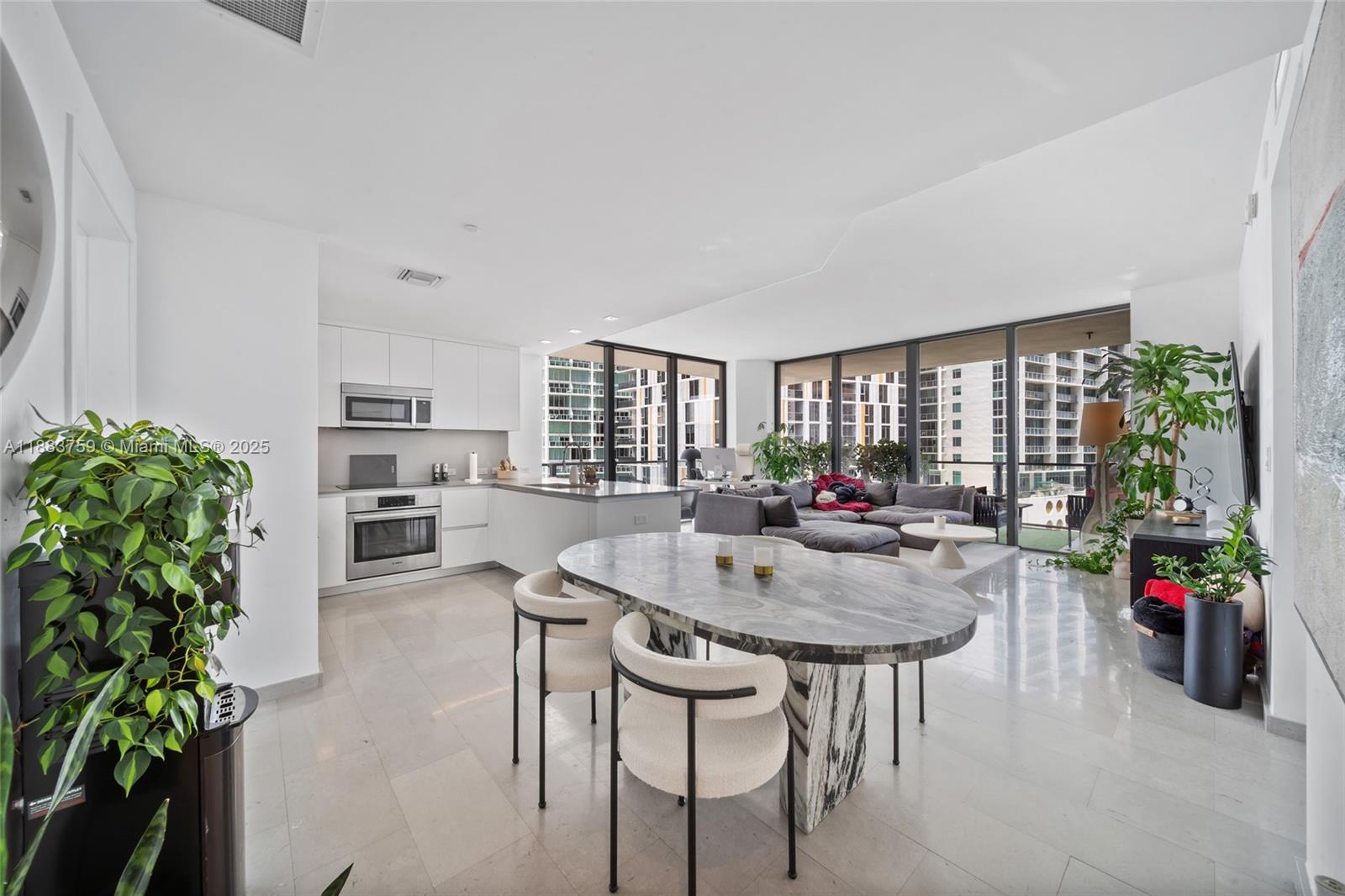 68 SE 6th St #811