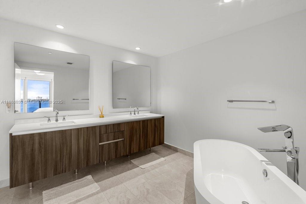 image Aria On The Bay Condo13