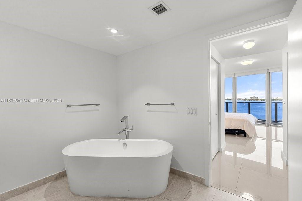 image Aria On The Bay Condo14