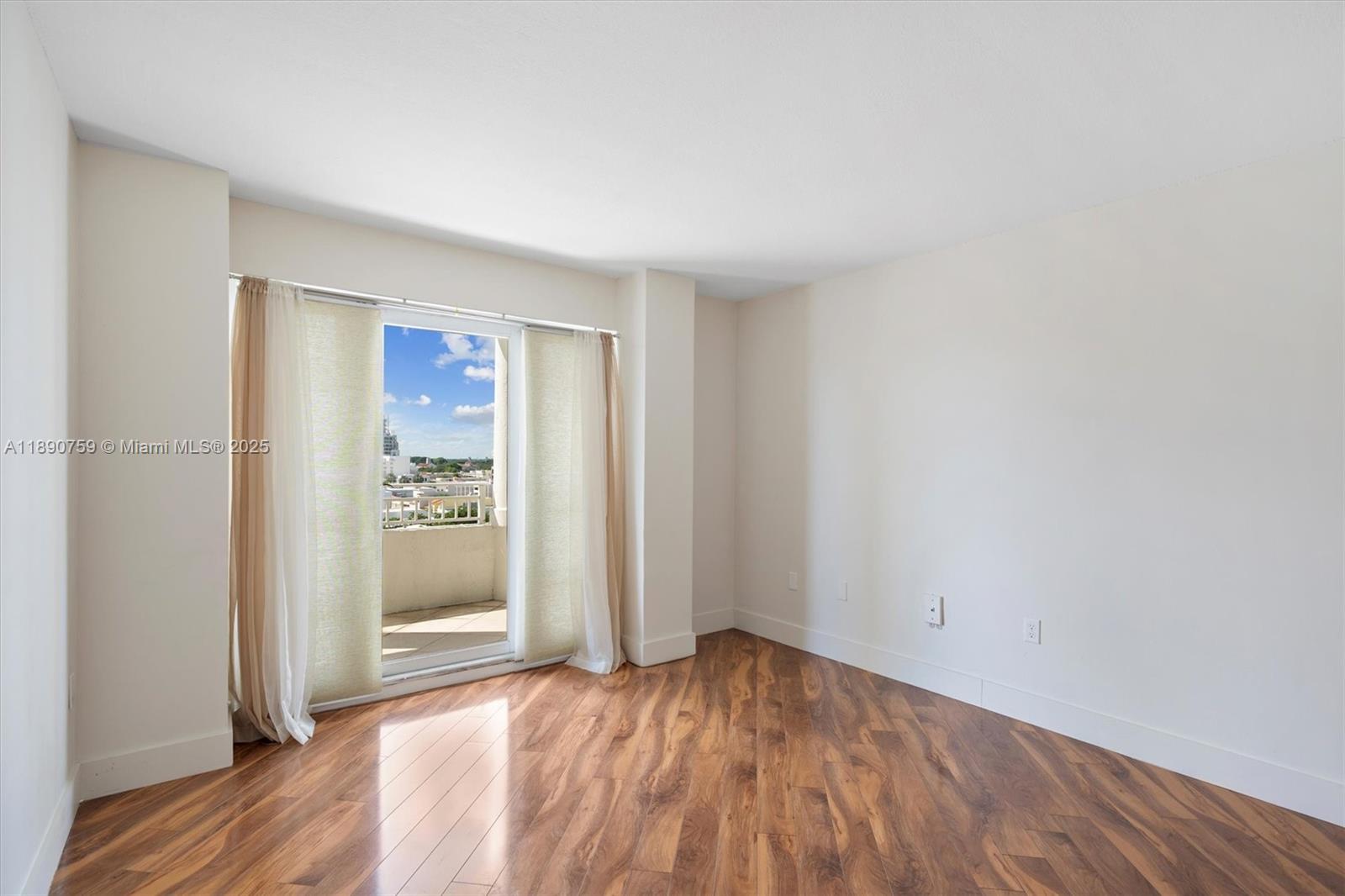 2351 Douglas Rd #906 Miami, FL 33145