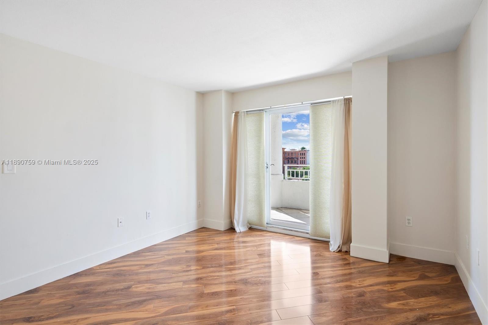 2351 Douglas Rd #906 Miami, FL 33145