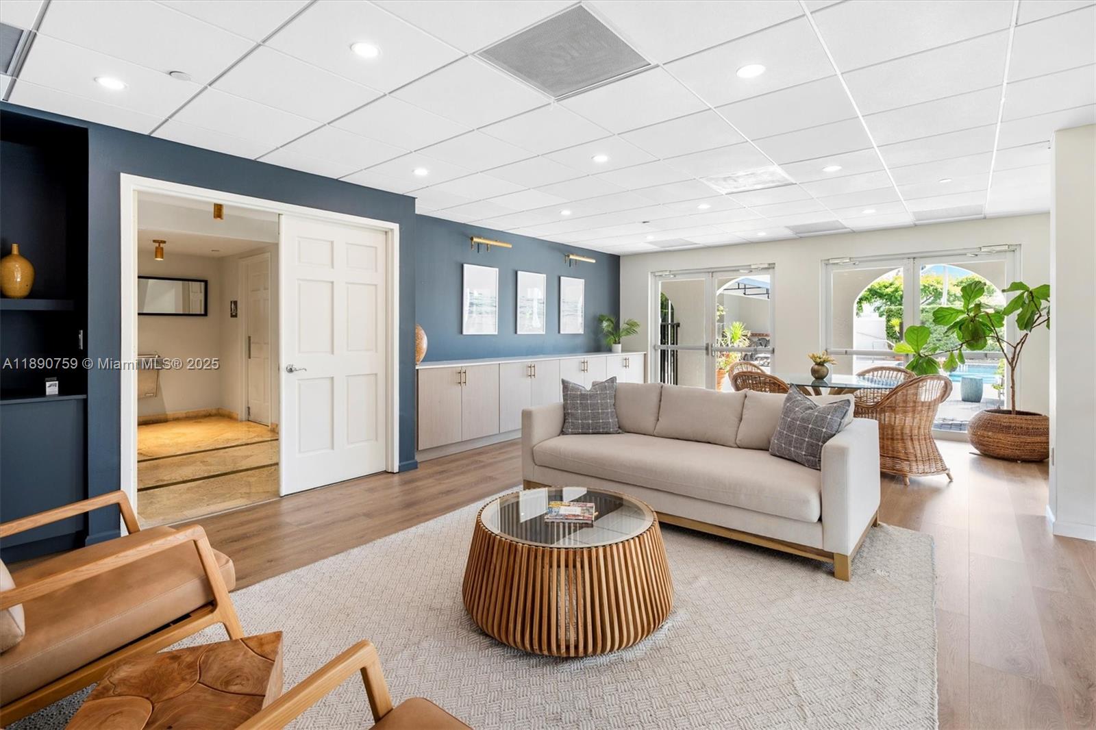 2351 Douglas Rd #906 Miami, FL 33145