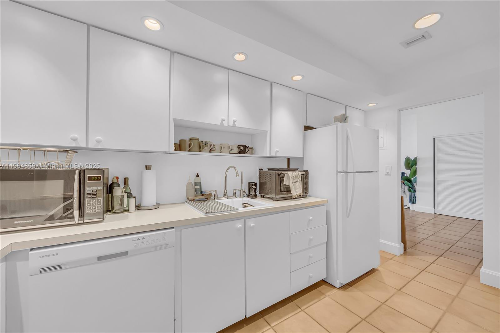 90 Edgewater Dr #PH23 Coral Gables, FL 33133