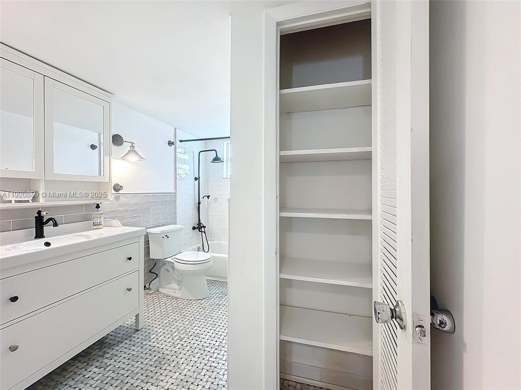 7133 Bay Dr #705 Miami Beach, FL 33141