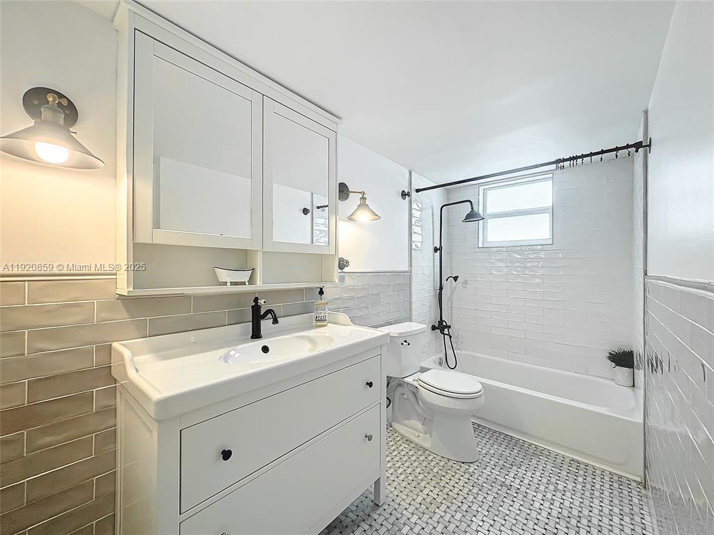 7133 Bay Dr #705 Miami Beach, FL 33141