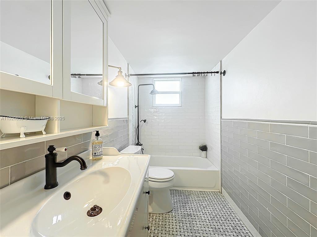 7133 Bay Dr #705 Miami Beach, FL 33141