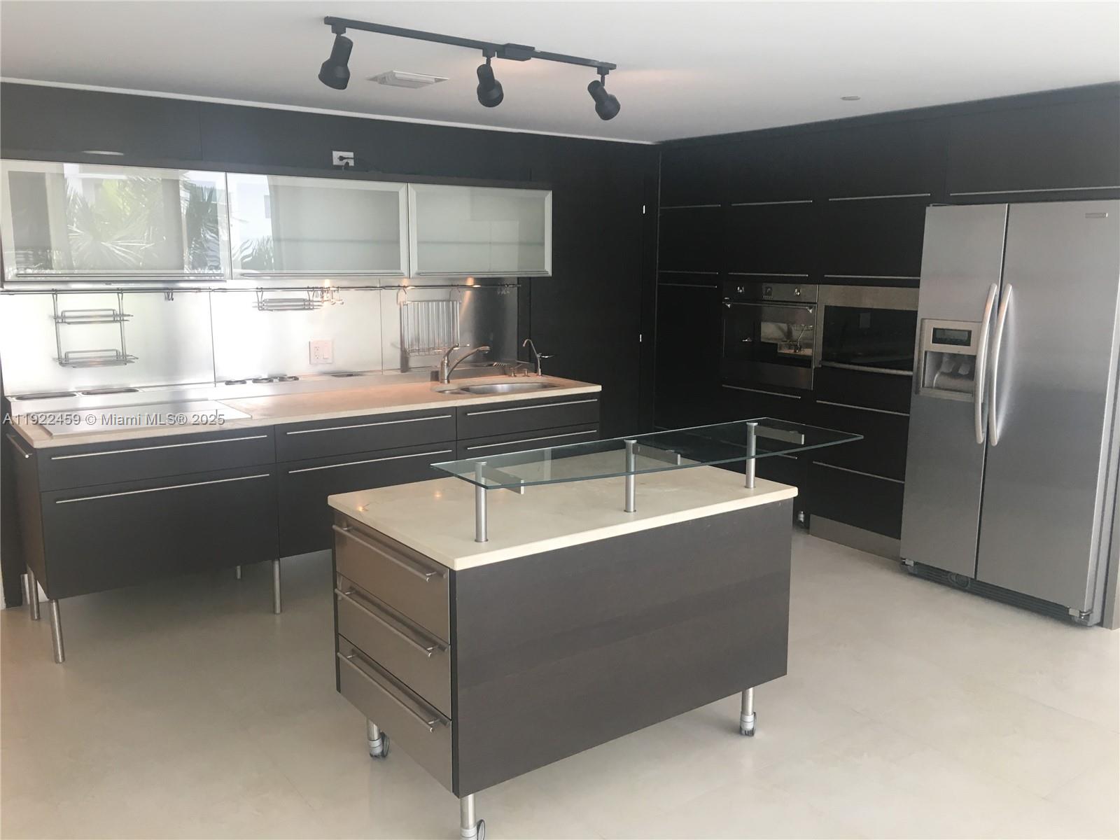 6000 Collins Ave #521 Miami Beach, FL 33140