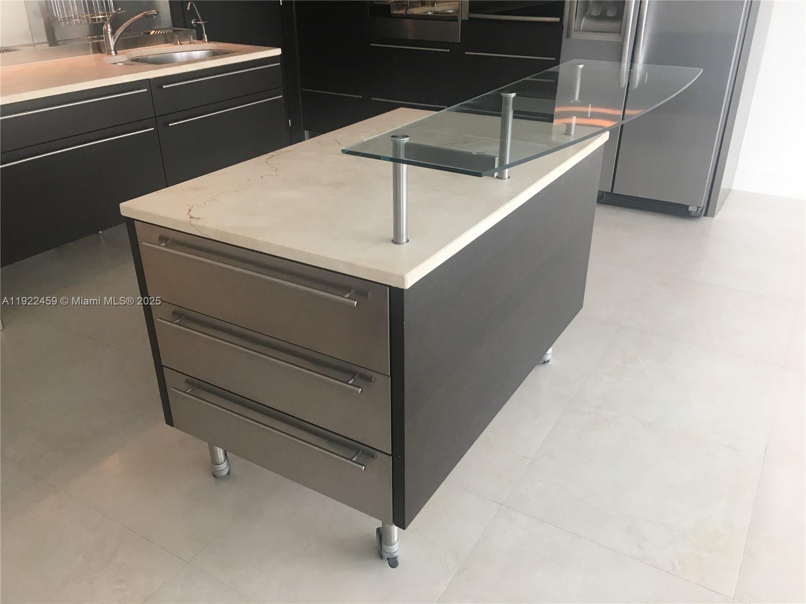 6000 Collins Ave #521 Miami Beach, FL 33140