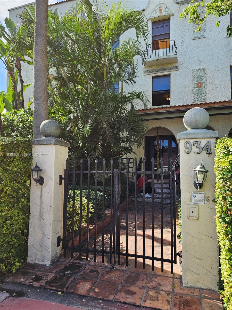 934 Michigan Ave #302 Miami Beach, FL 33139