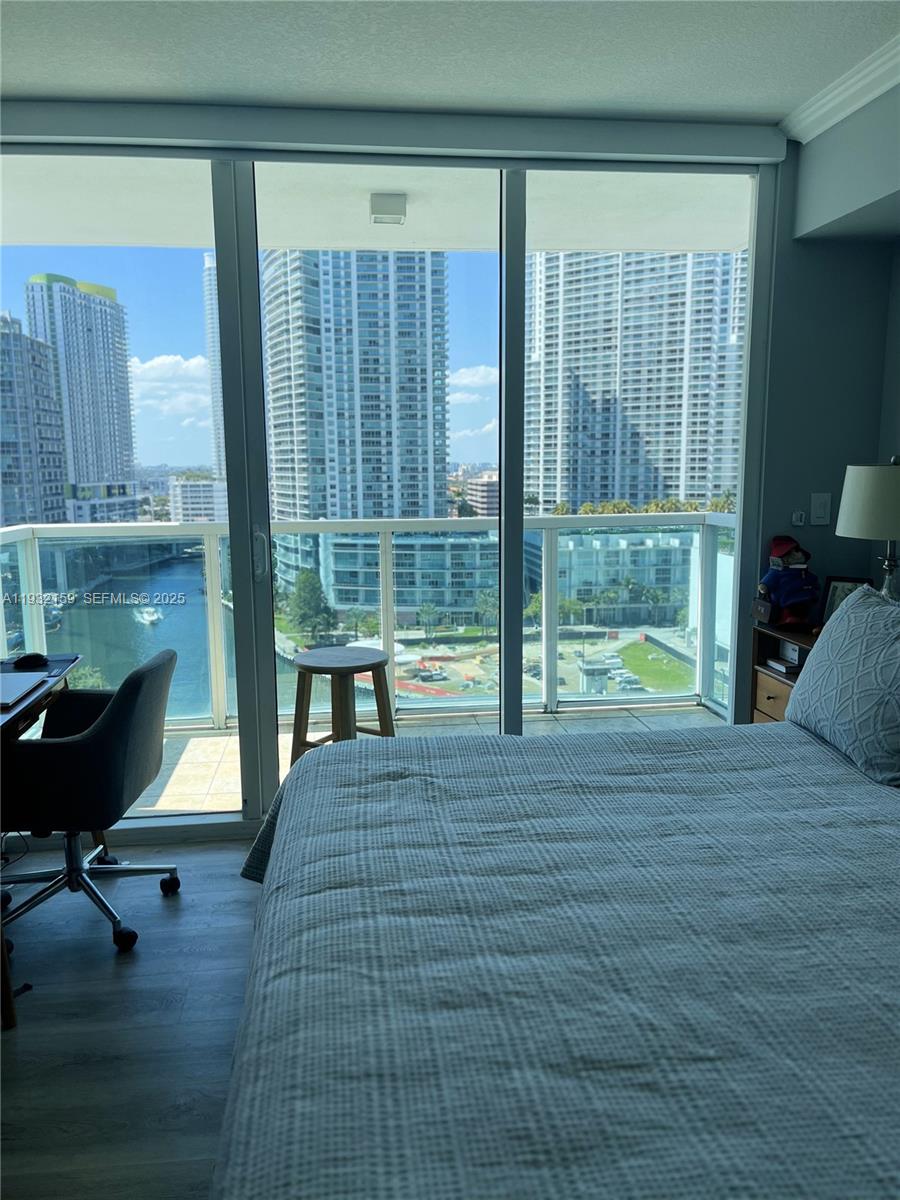 image Brickell on the River North8