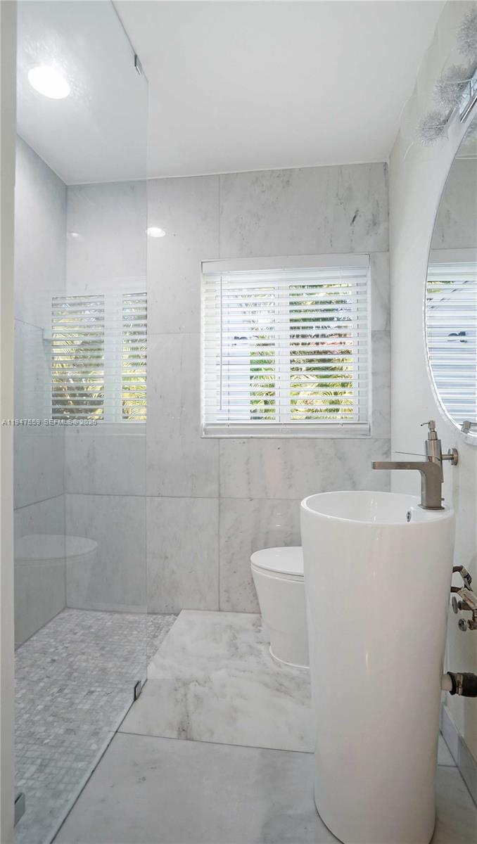 7710 Beachview Dr North Bay Village, FL 33141