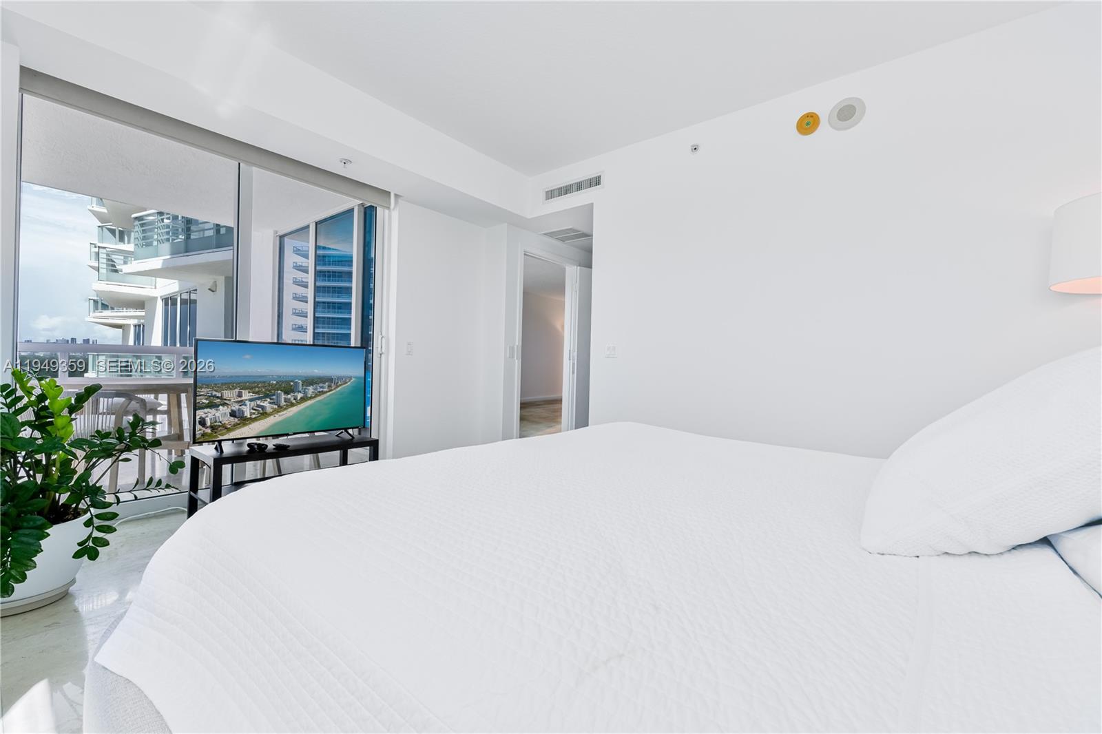 3801 Collins Ave #1105 Miami Beach, FL 33140