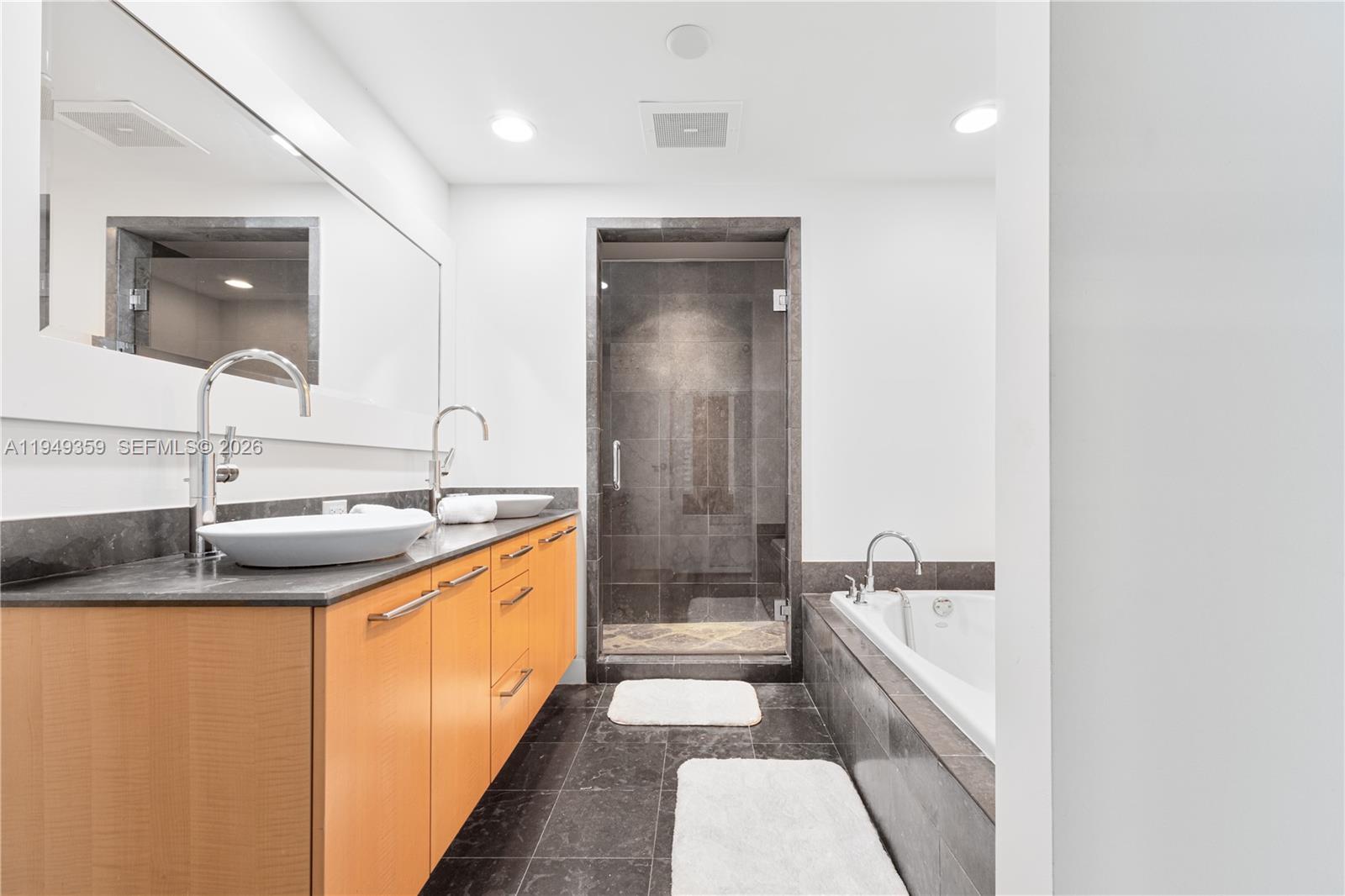 3801 Collins Ave #1105 Miami Beach, FL 33140