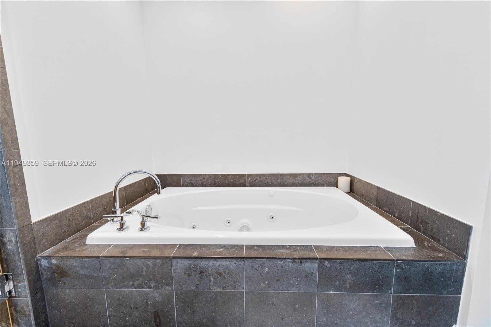 3801 Collins Ave #1105 Miami Beach, FL 33140