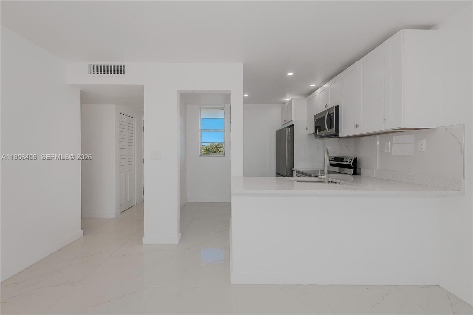 2851 Leonard Dr #J405 Aventura, FL 33160