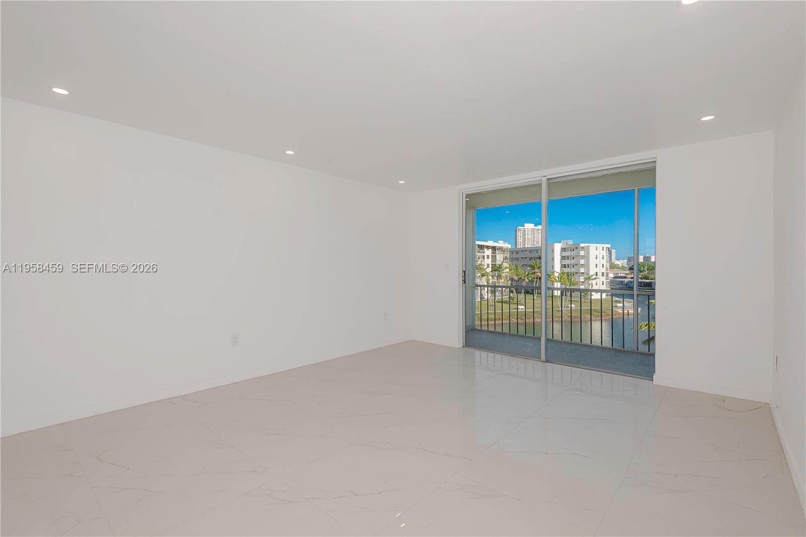 2851 Leonard Dr #J405 Aventura, FL 33160