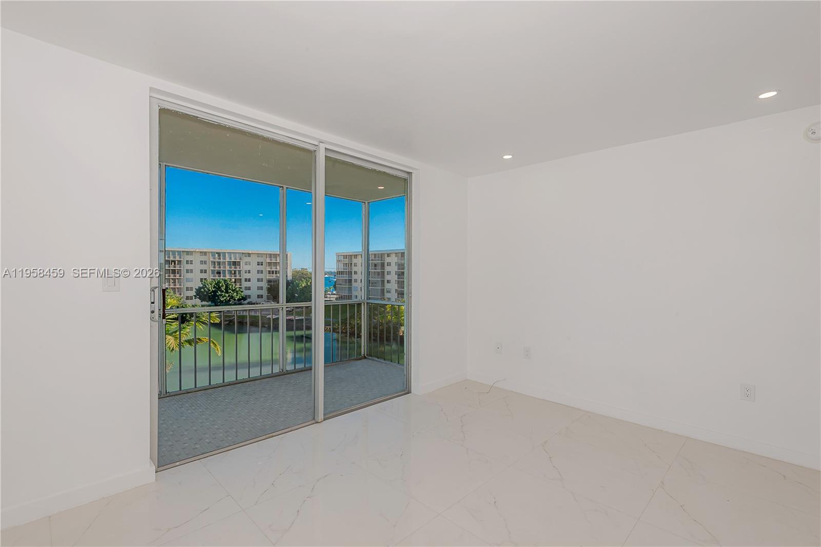 2851 Leonard Dr #J405 Aventura, FL 33160