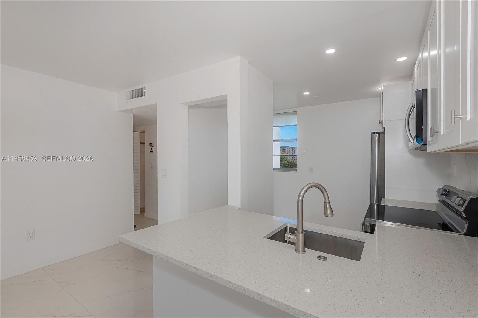 2851 Leonard Dr #J405 Aventura, FL 33160