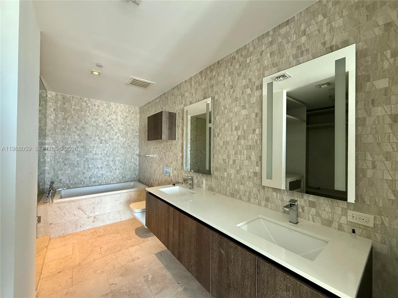 88 SW 7th St #1808 Miami, FL 33130