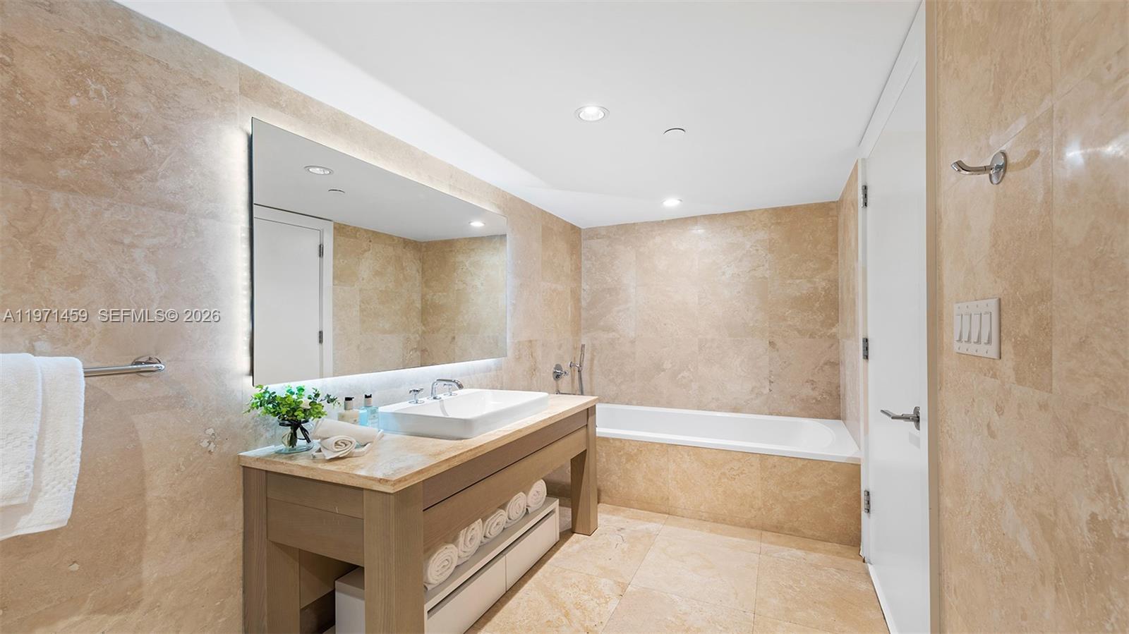 102 24th St #904 Miami Beach, FL 33139