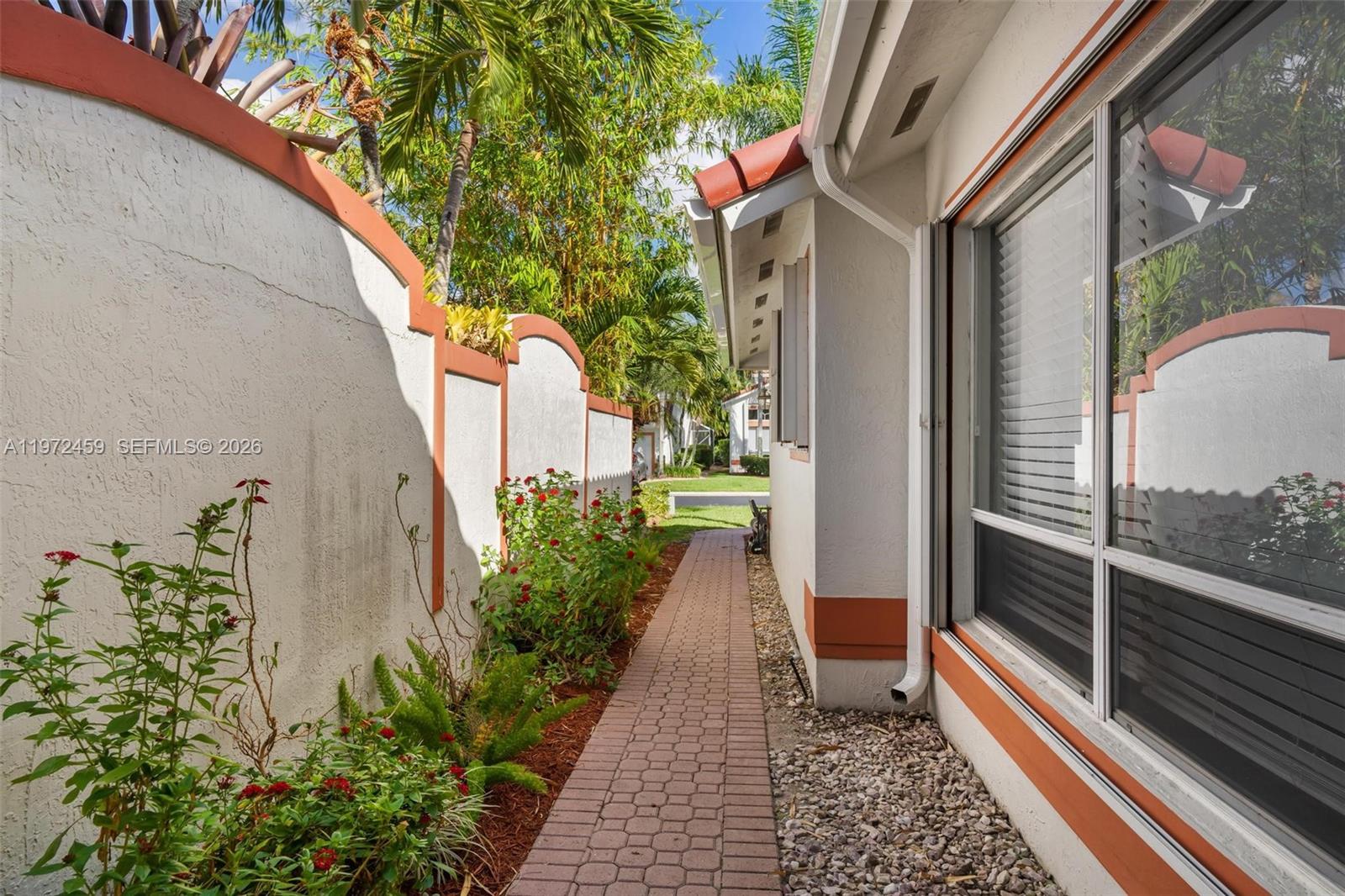 1140 W Bel Aire Dr W #1140 Pembroke Pines, FL 33027