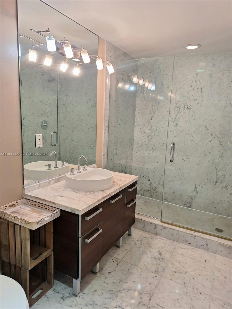 253 NE 2nd St #2606 Miami, FL 33132