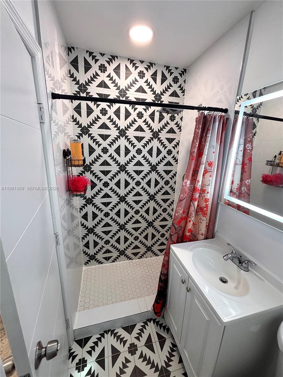 450 NE 155th Ter Miami, FL 33162