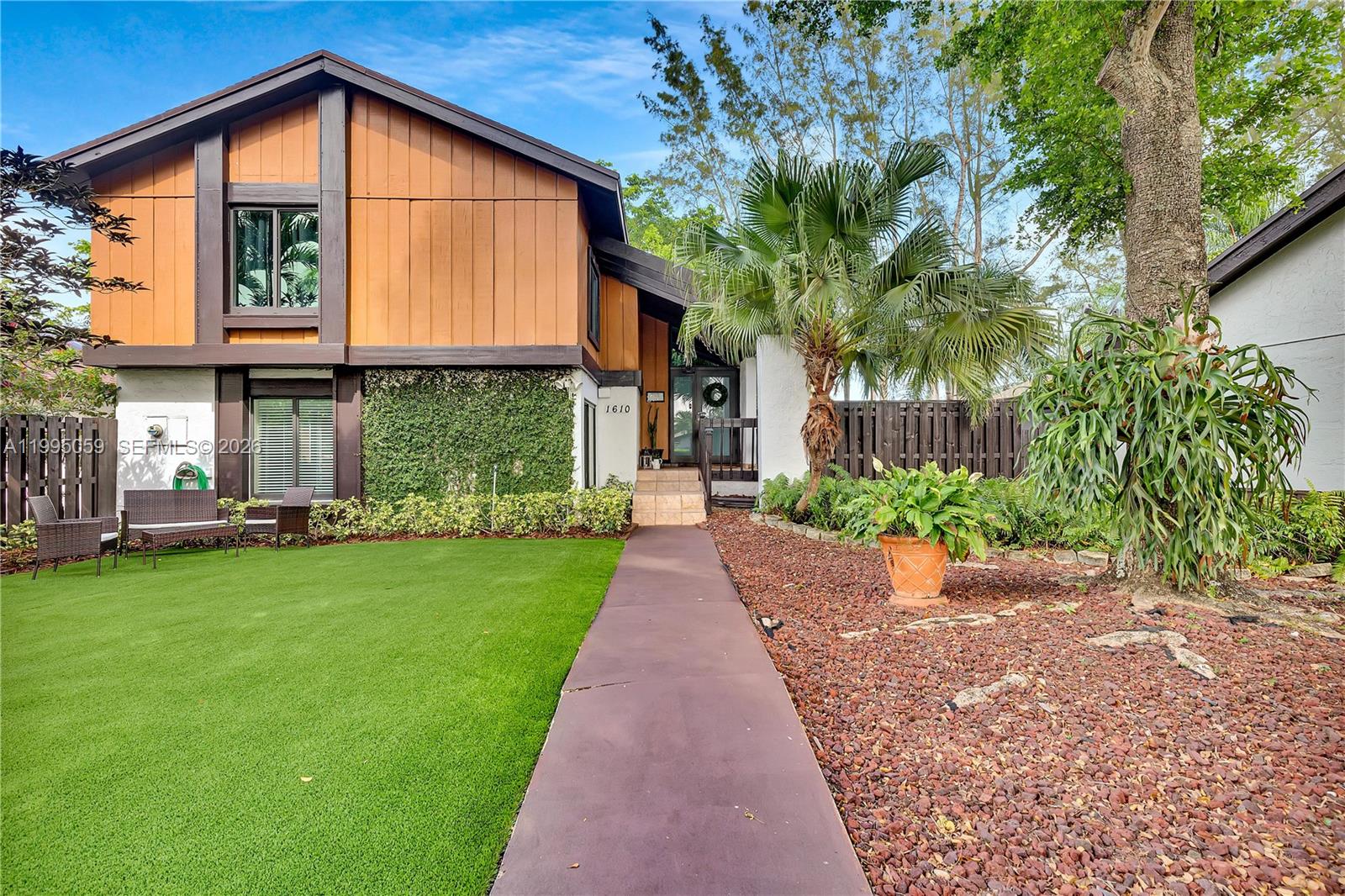 1610 W Sandpiper Cir