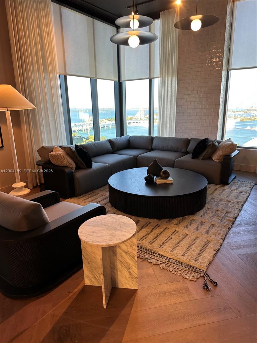 121 NE 5th #2712 Miami, FL 33132