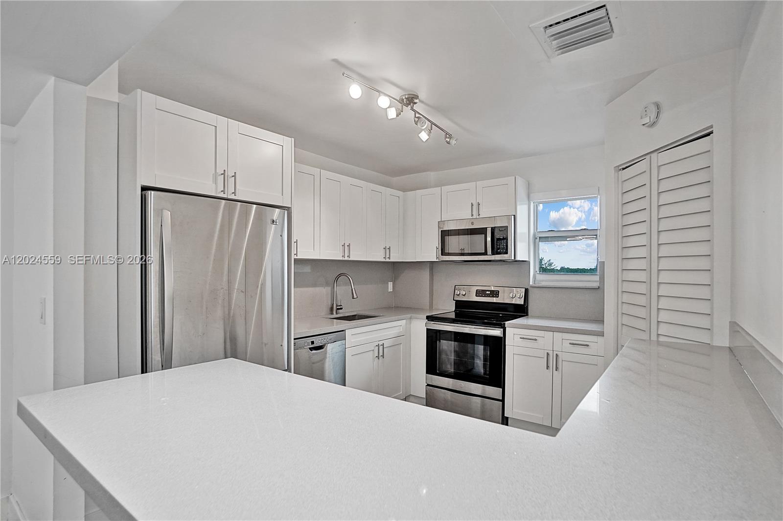 9273 Collins Ave #309 Surfside, FL 33154