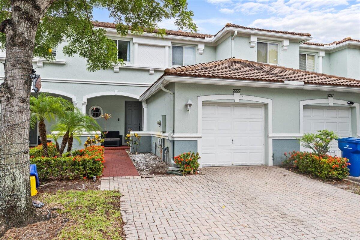 2227 Oakmont
