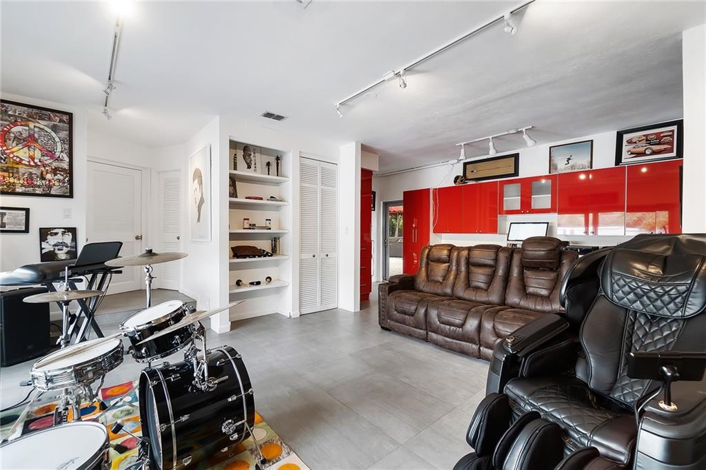 Property Details - Tracy Galya Tracy Galya