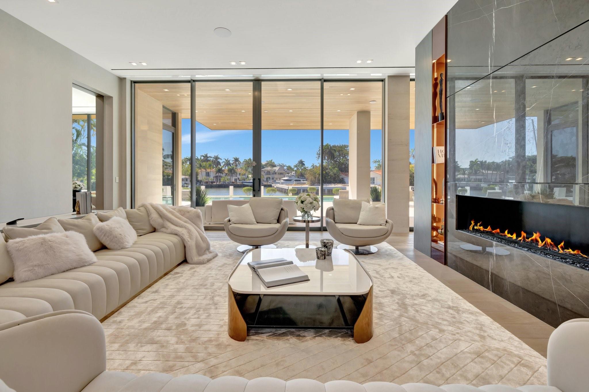 2560 Del Lago Dr Fort Lauderdale, FL 33316