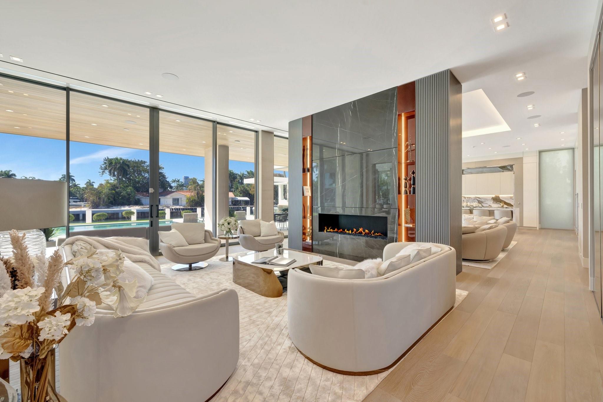 2560 Del Lago Dr Fort Lauderdale, FL 33316