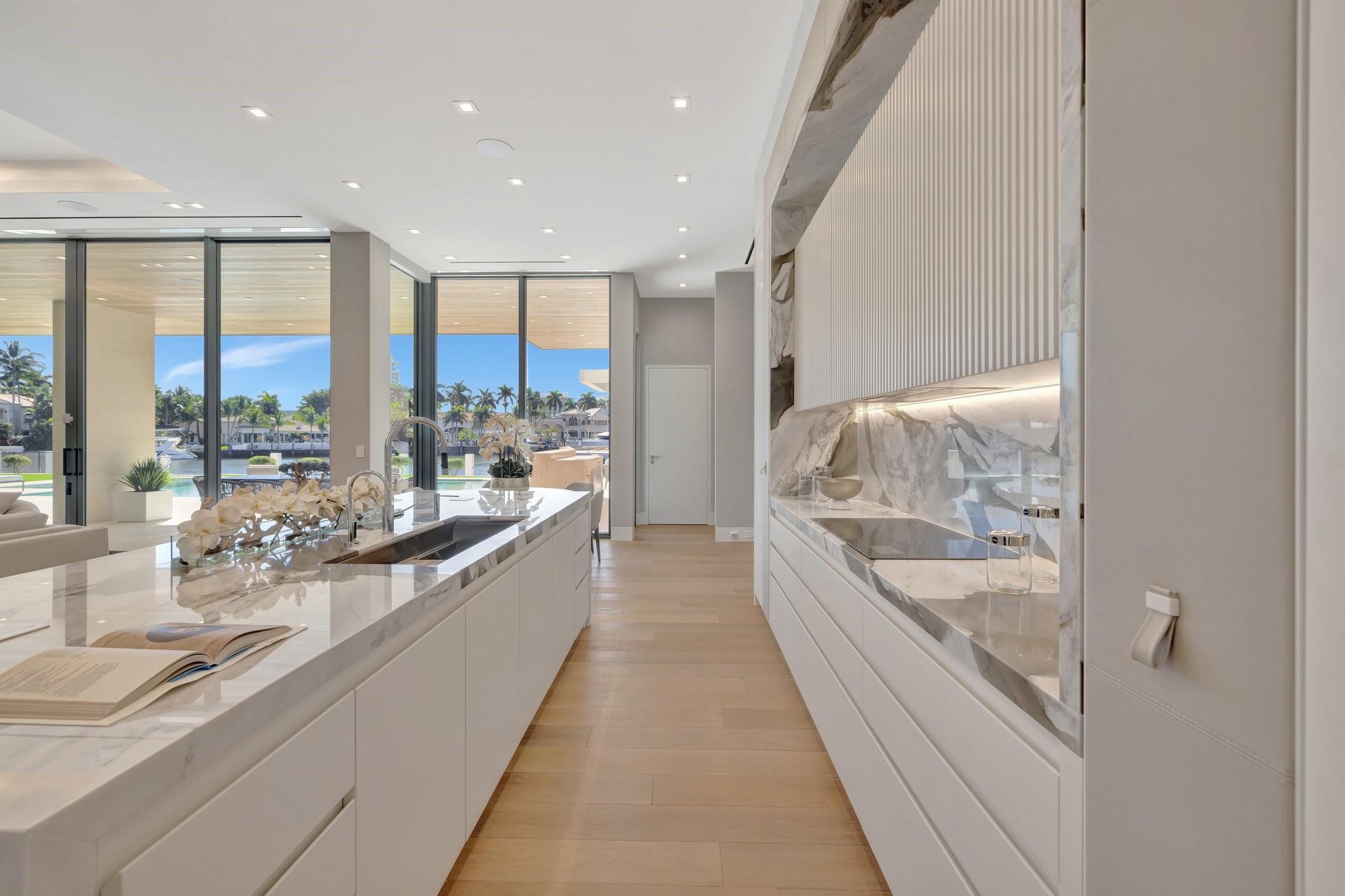 2560 Del Lago Dr Fort Lauderdale, FL 33316