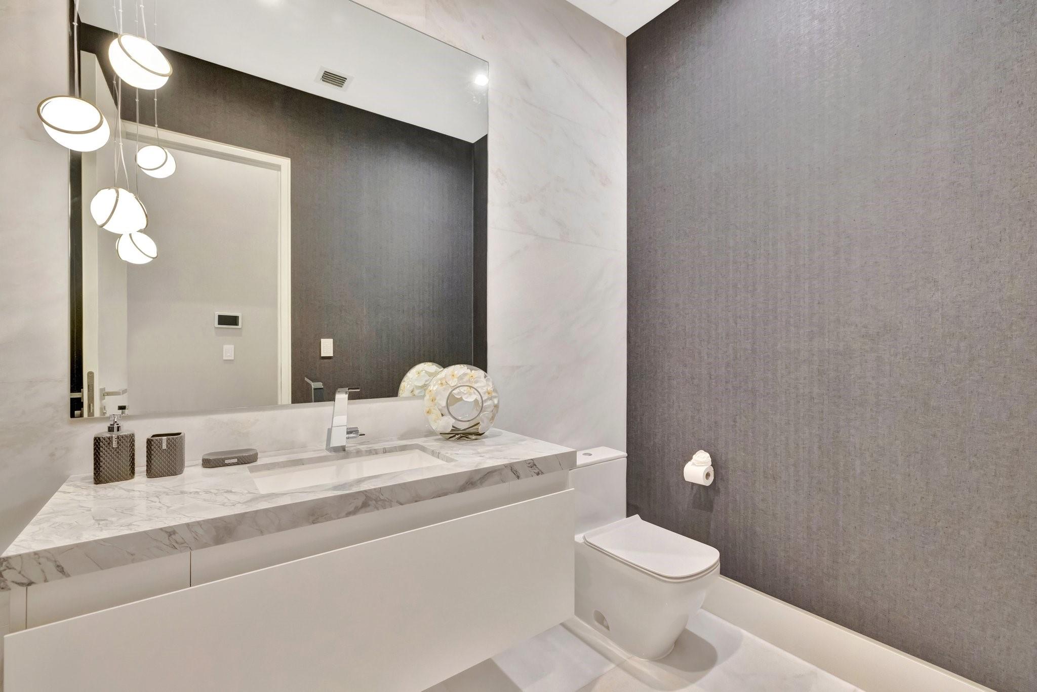 2560 Del Lago Dr Fort Lauderdale, FL 33316