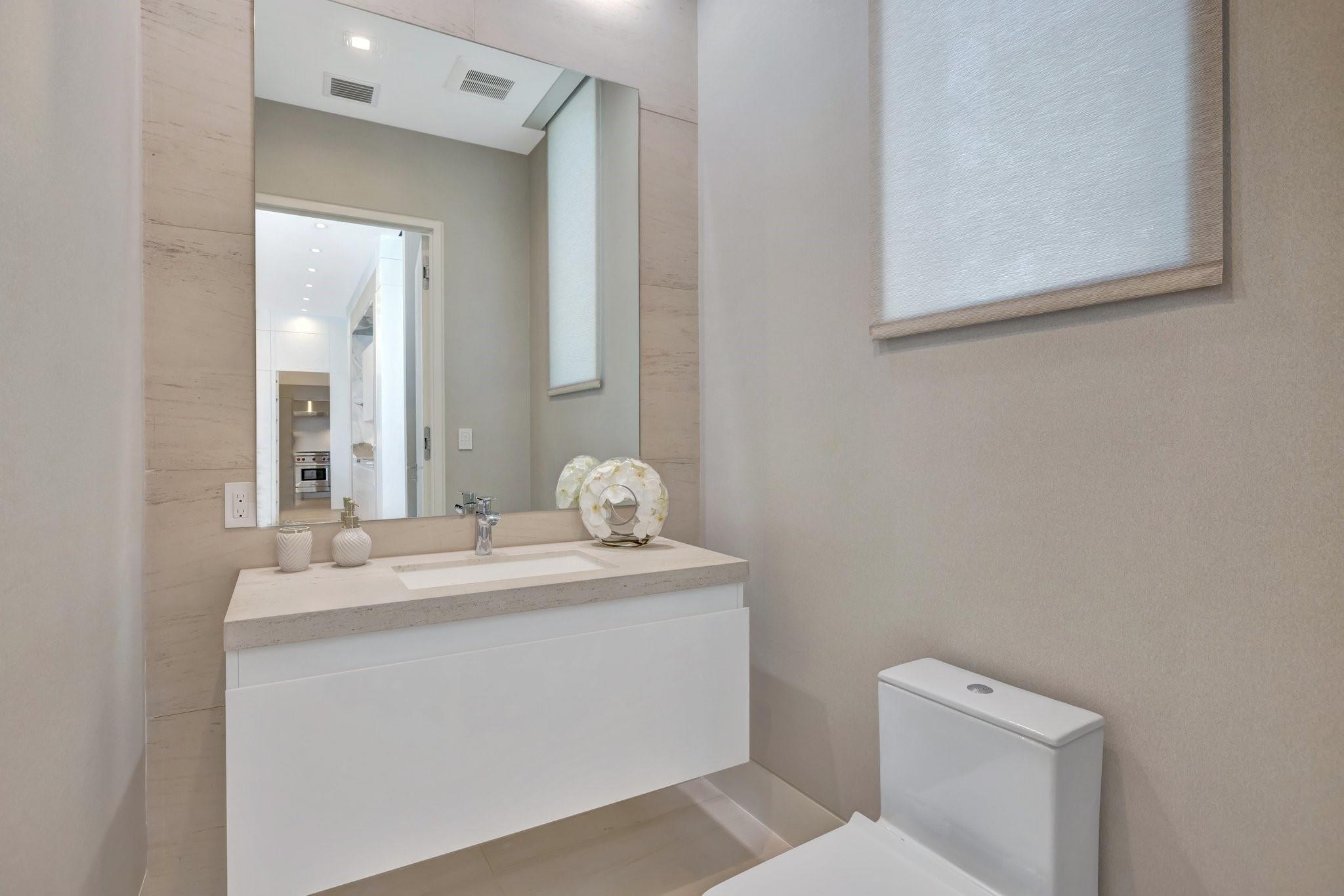 2560 Del Lago Dr Fort Lauderdale, FL 33316