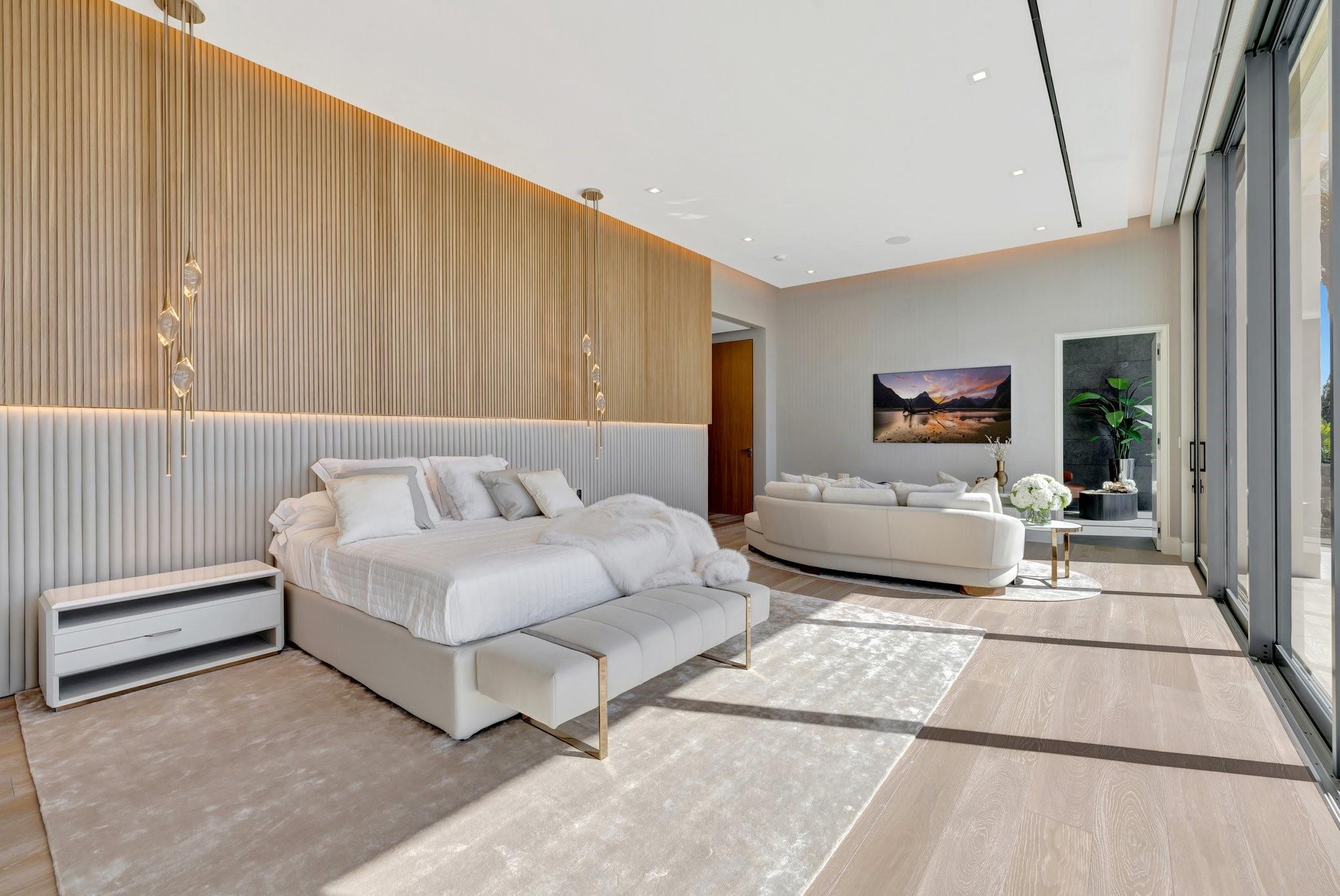 2560 Del Lago Dr Fort Lauderdale, FL 33316