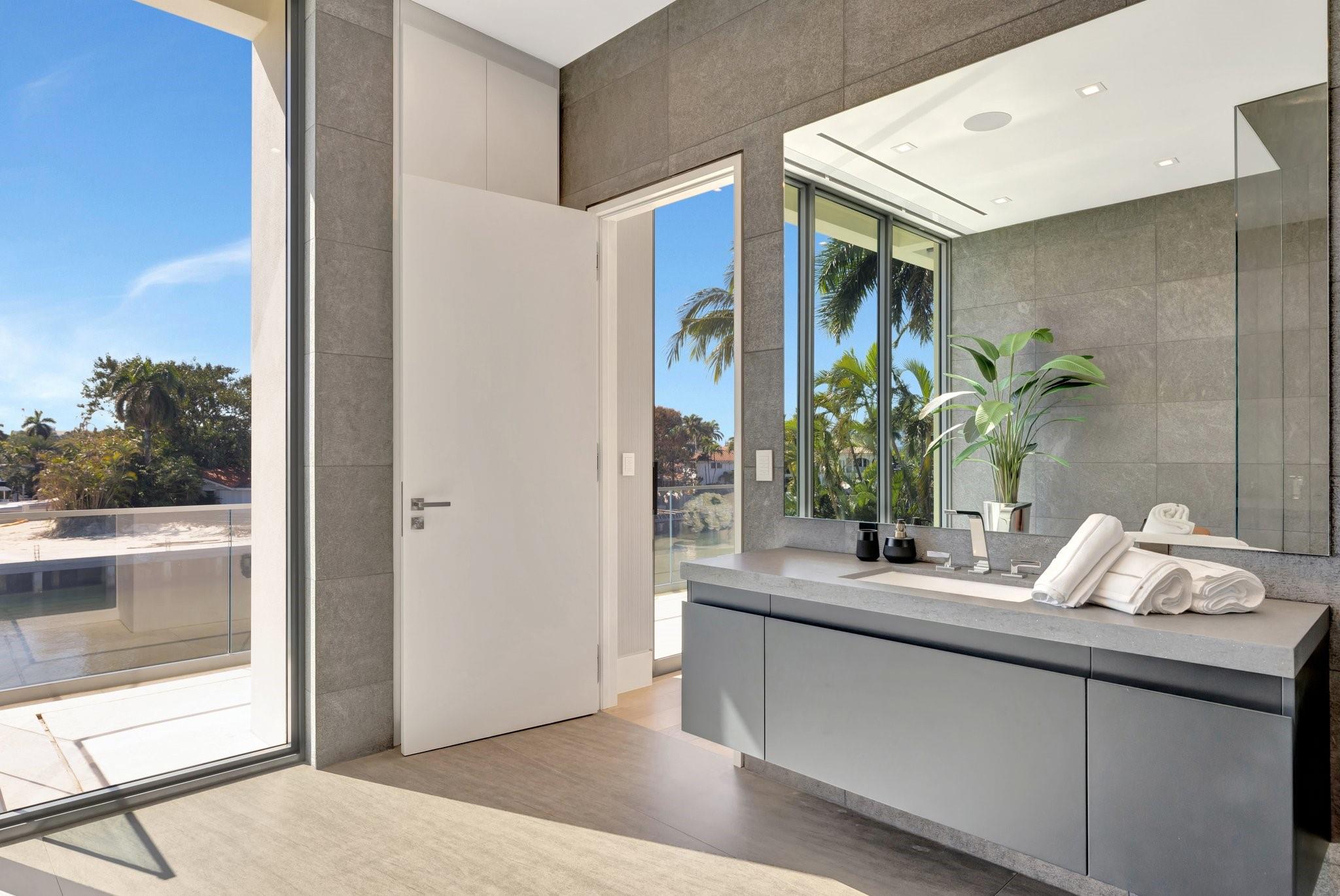 2560 Del Lago Dr Fort Lauderdale, FL 33316